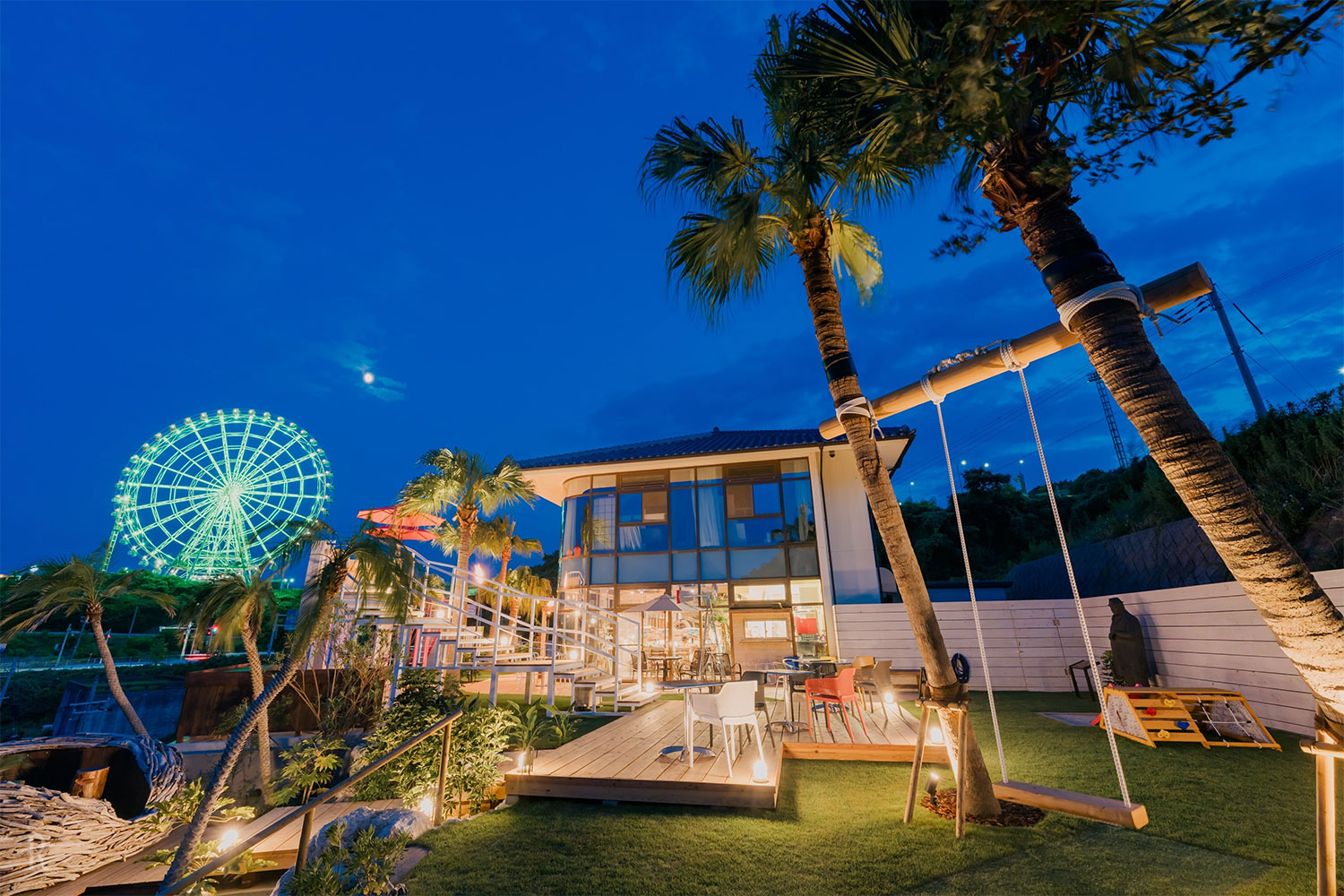 夜のガーデンと外観