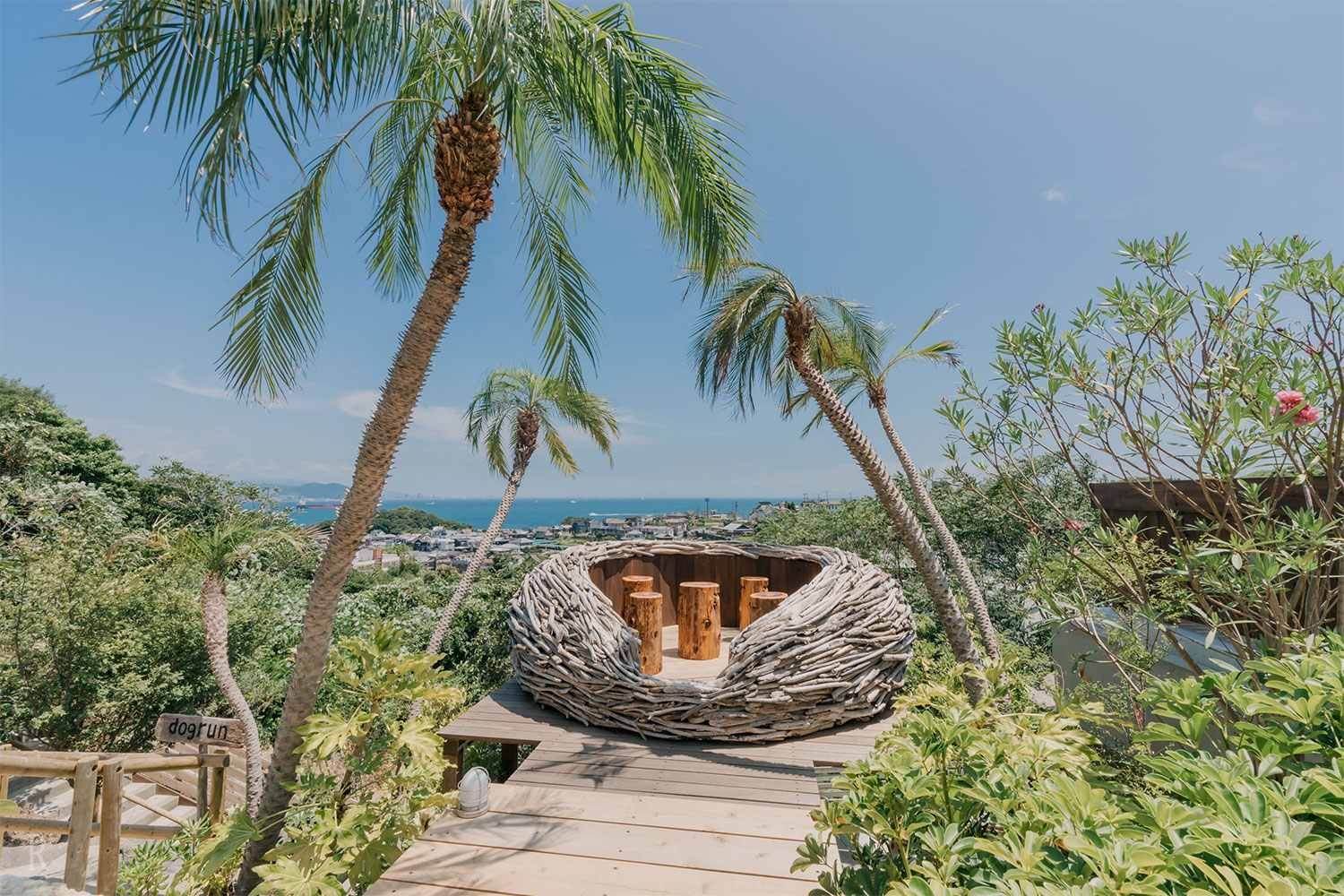 ガーデンのベンチ